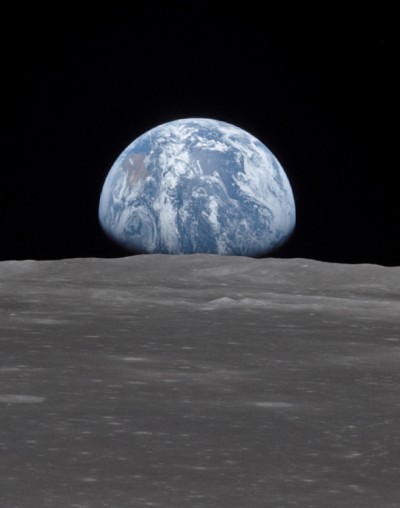 Questa vista dalla navicella Apollo 11 mostra la Terra che sorge sopra l'orizzonte della luna. Il terreno lunare nella foto si trova nella zona di Smyth's Sea sul lato vicino. Immagine Nasa 16-24 luglio 1969