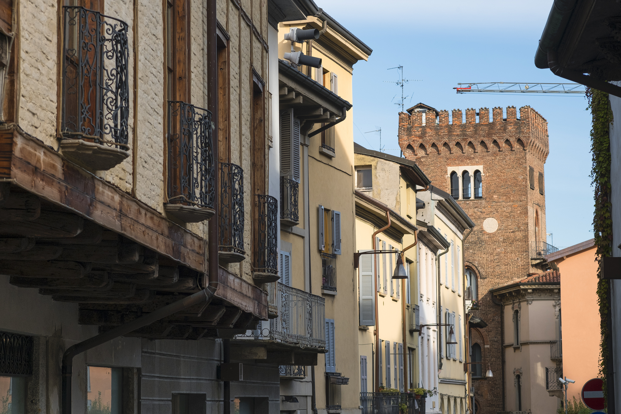 La Torre di Teodolinda, situata ad arco della strada lungo via Lambro a Monza