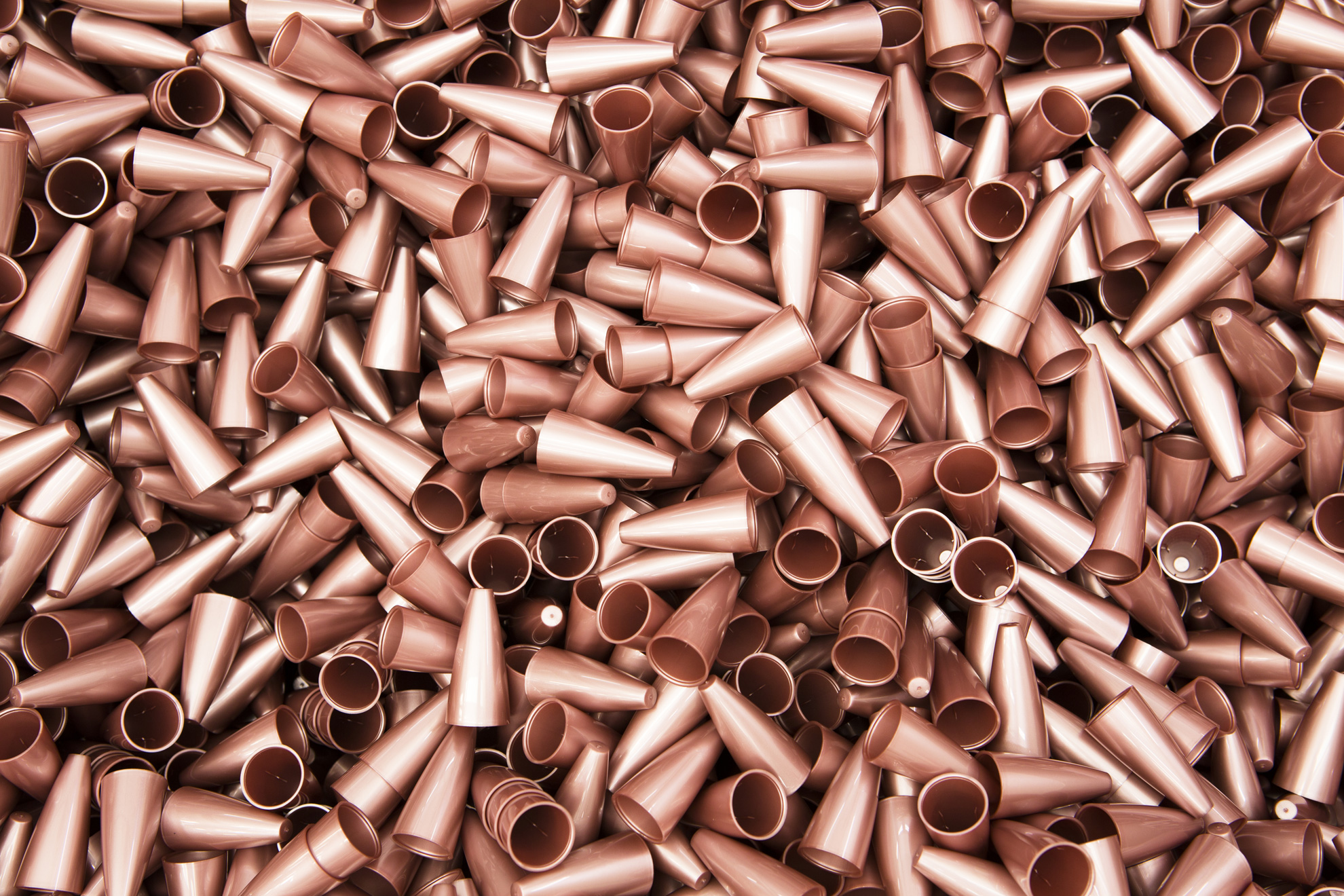 Un dettaglio dei mascara prodotti nello stabilimento italiano di L’Oréal